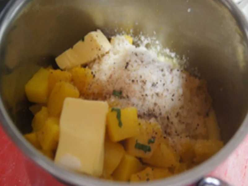 Crispy-Chicken-Nuggets mit Honig-Möhren-Sticks und Sellerie-Parmesan-Kartoffelcreme - Rezept - Bild Nr. 16474