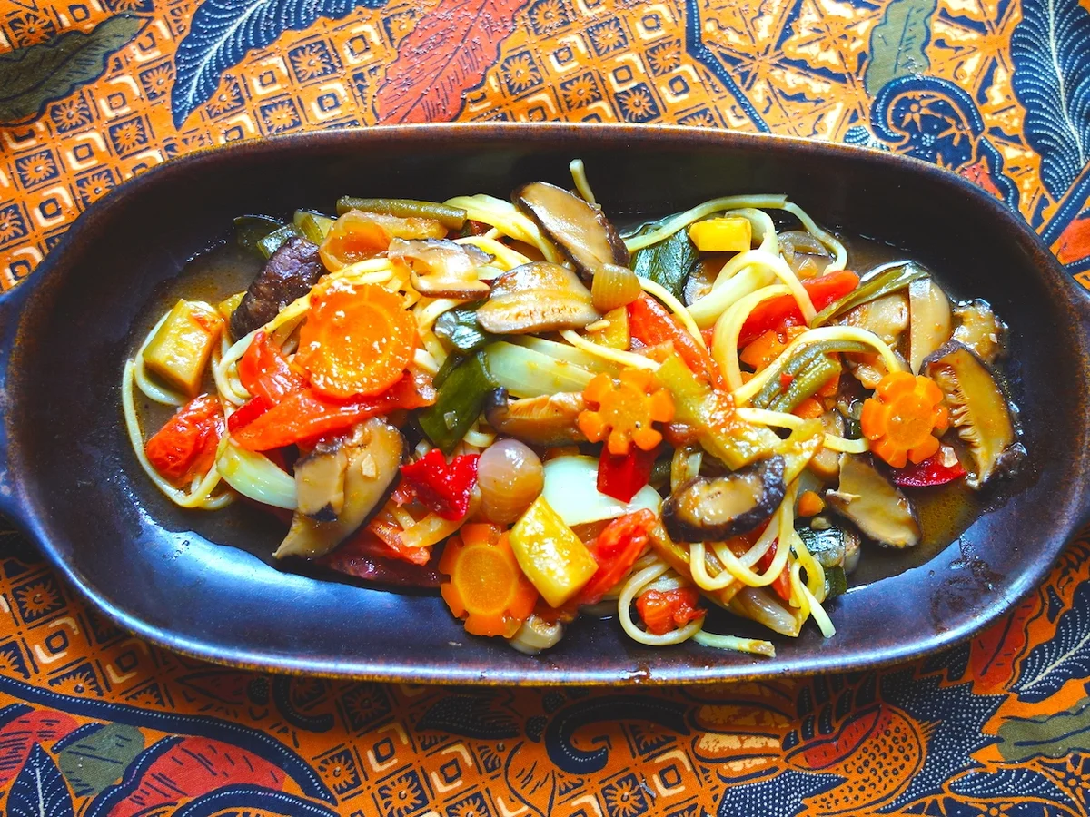 Potpourri mit Nudeln und Gemüse — Mie goreng asam manis - Rezept - Bild Nr. 16472