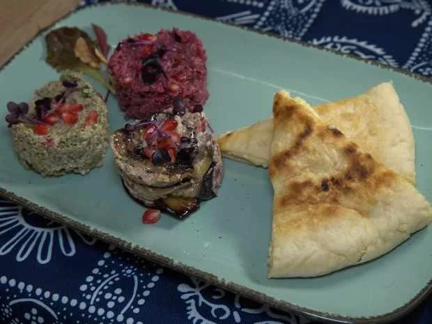 Rezept: Chatschapuri mit Auberginenrolle und Rote Beete-Dip Bild Nr. 16472 Chatschapuri mit Auberginenrolle und Rote Beete-Dip - Rezept - Bild Nr. 16472