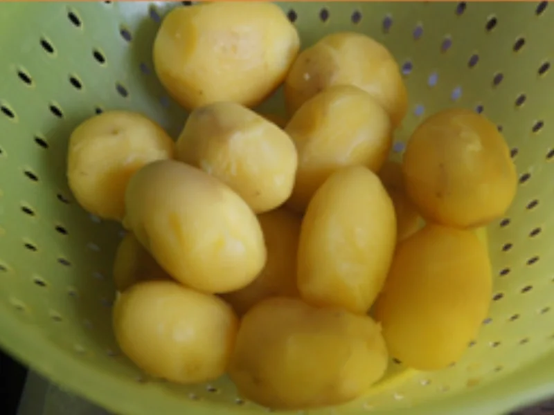 Pellkartoffelsalat mit Chili und gekochten Ei - Rezept - Bild Nr. 4