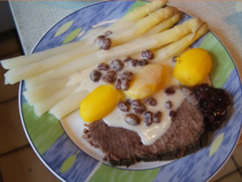 Rezept: Tafelspitz mit Sultaninen-Meerrettichsauce, Spargel und Frühkartoffeln Bild Nr. 2 Tafelspitz mit Sultaninen-Meerrettichsauce, Spargel und Frühkartoffeln - Rezept - Bild Nr. 2