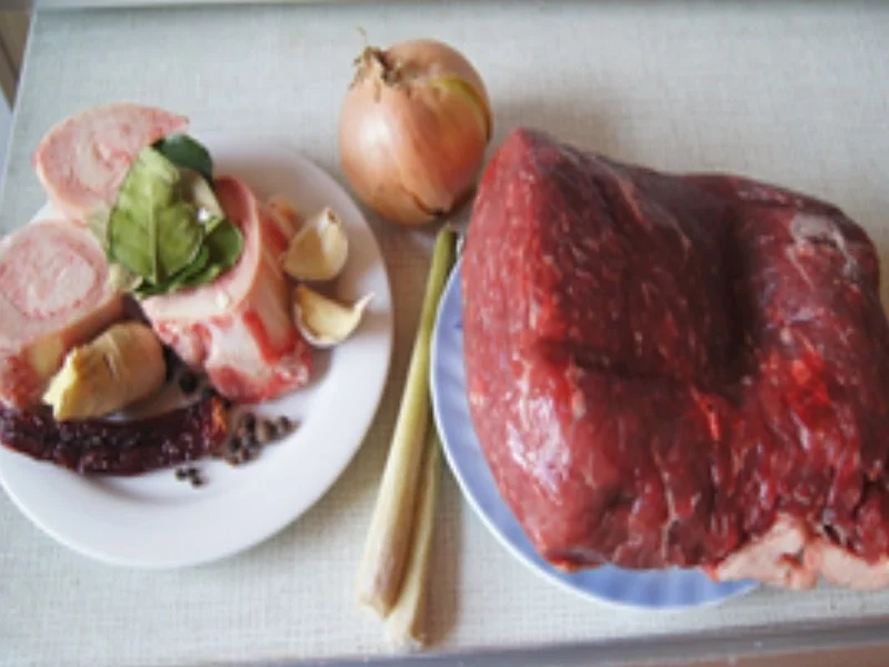 Rezept: Tafelspitz mit Sultaninen-Meerrettichsauce, Spargel und Frühkartoffeln Bild Nr. 3 Tafelspitz mit Sultaninen-Meerrettichsauce, Spargel und Frühkartoffeln - Rezept - Bild Nr. 3