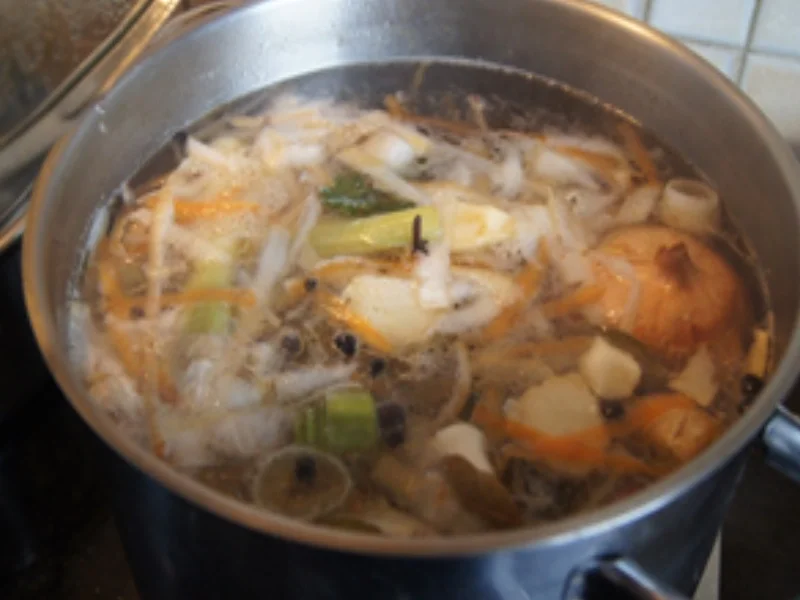 Rezept: Tafelspitz mit Sultaninen-Meerrettichsauce, Spargel und Frühkartoffeln Bild Nr. 5 Tafelspitz mit Sultaninen-Meerrettichsauce, Spargel und Frühkartoffeln - Rezept - Bild Nr. 5