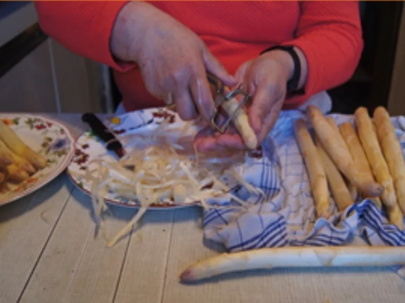 Rezept: Tafelspitz mit Sultaninen-Meerrettichsauce, Spargel und Frühkartoffeln Bild Nr. 7 Tafelspitz mit Sultaninen-Meerrettichsauce, Spargel und Frühkartoffeln - Rezept - Bild Nr. 7