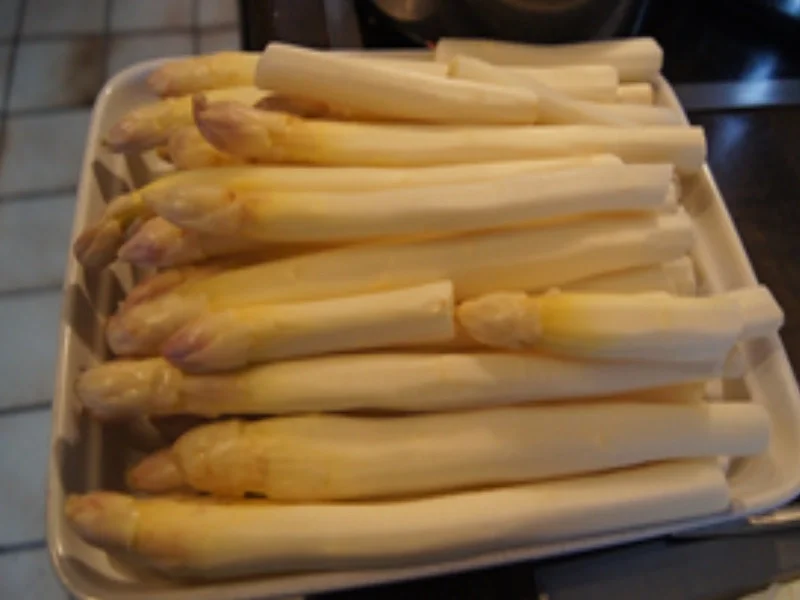 Rezept: Tafelspitz mit Sultaninen-Meerrettichsauce, Spargel und Frühkartoffeln Bild Nr. 8 Tafelspitz mit Sultaninen-Meerrettichsauce, Spargel und Frühkartoffeln - Rezept - Bild Nr. 8