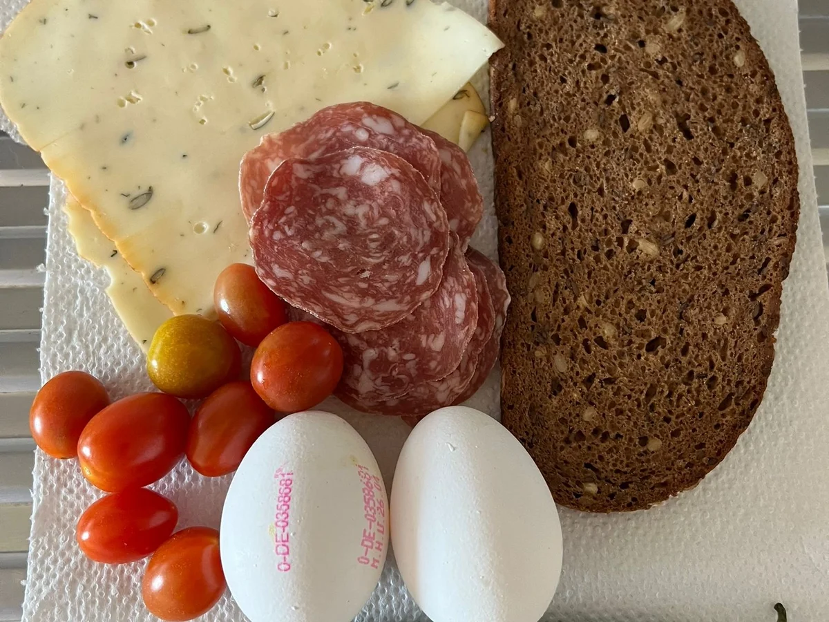 Feuriges Omelette mit Kürbiskäse, getrockneter Salami und grüner Bio-Peperoni - Rezept - Bild Nr. 16473