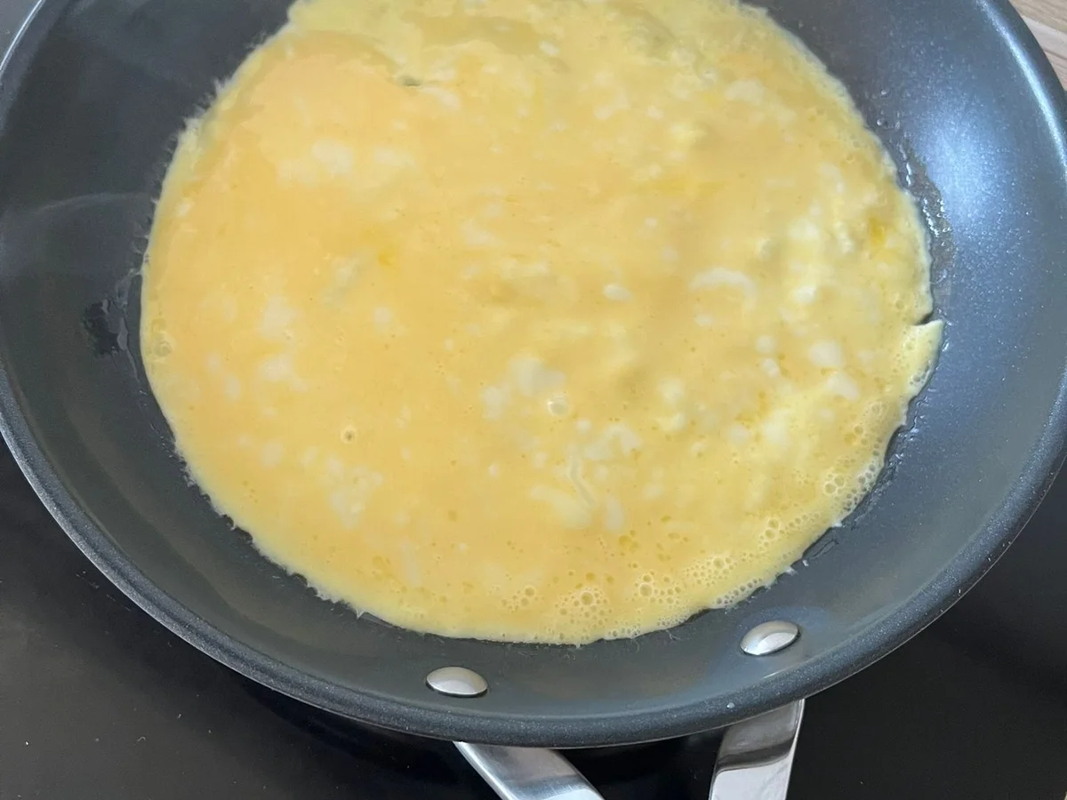 Feuriges Omelette mit Kürbiskäse, getrockneter Salami und grüner Bio-Peperoni - Rezept - Bild Nr. 16474