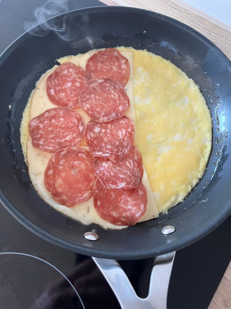 Feuriges Omelette mit Kürbiskäse, getrockneter Salami und grüner Bio-Peperoni - Rezept - Bild Nr. 16475