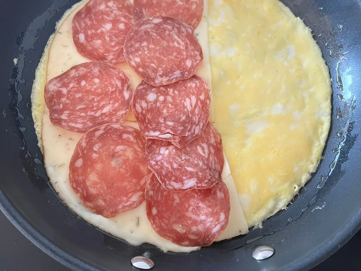 Feuriges Omelette mit Kürbiskäse, getrockneter Salami und grüner Bio-Peperoni - Rezept - Bild Nr. 16475