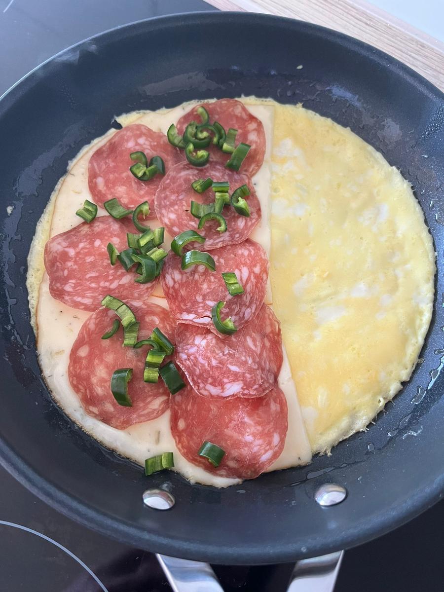 Feuriges Omelette mit Kürbiskäse, getrockneter Salami und grüner Bio-Peperoni - Rezept - Bild Nr. 16476