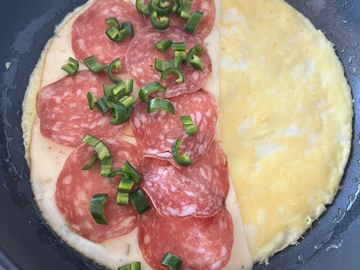 Feuriges Omelette mit Kürbiskäse, getrockneter Salami und grüner Bio-Peperoni - Rezept - Bild Nr. 16476