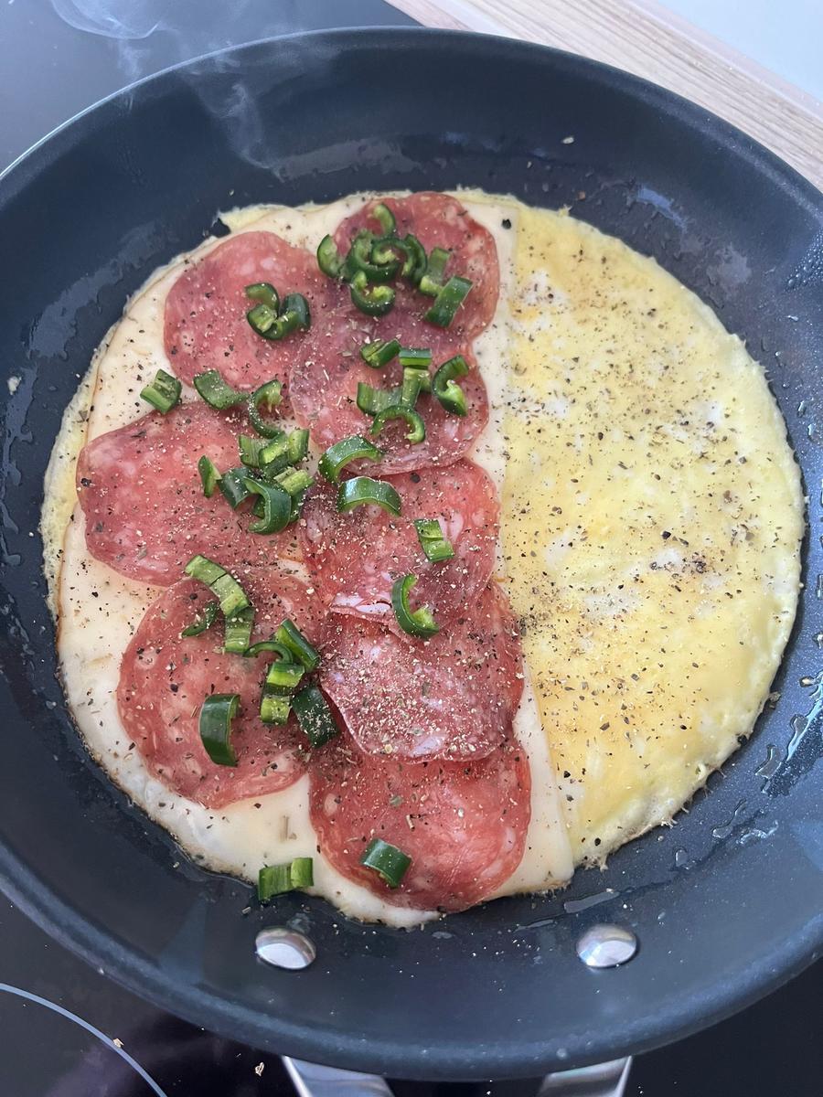 Feuriges Omelette mit Kürbiskäse, getrockneter Salami und grüner Bio-Peperoni - Rezept - Bild Nr. 16477