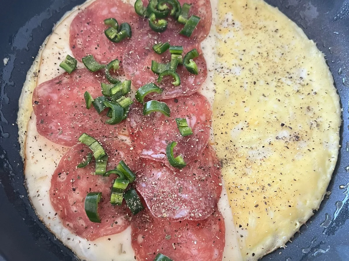 Feuriges Omelette mit Kürbiskäse, getrockneter Salami und grüner Bio-Peperoni - Rezept - Bild Nr. 16477