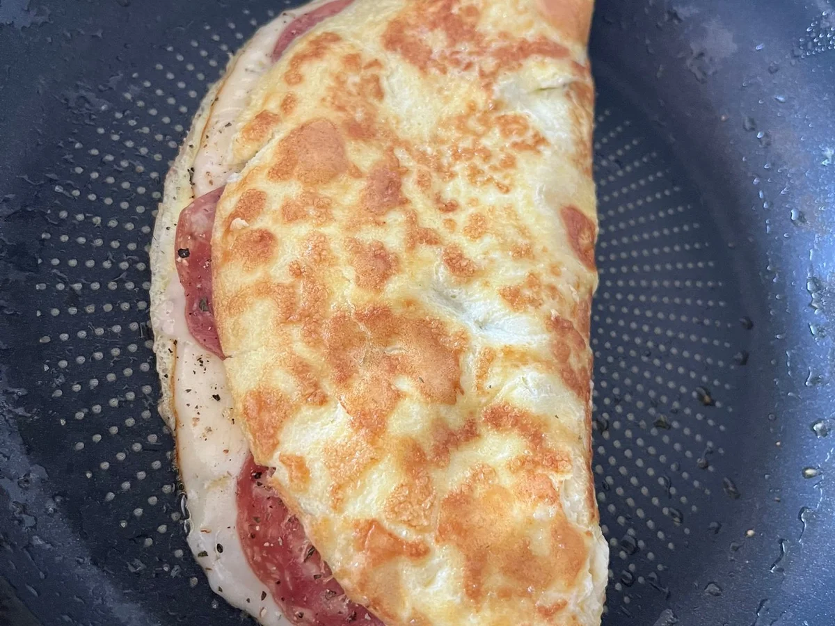 Feuriges Omelette mit Kürbiskäse, getrockneter Salami und grüner Bio-Peperoni - Rezept - Bild Nr. 16478
