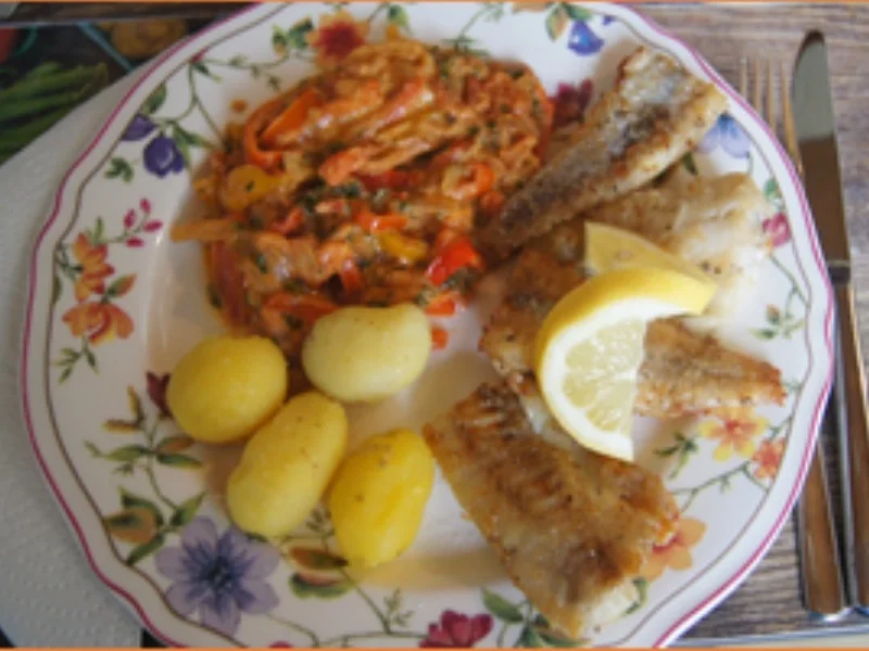 Rezept: Seelachsfilet mit Paprikagemüse und Pellkartoffel-Drillingen Bild Nr. 2 Seelachsfilet mit Paprikagemüse und Pellkartoffel-Drillingen - Rezept - Bild Nr. 2