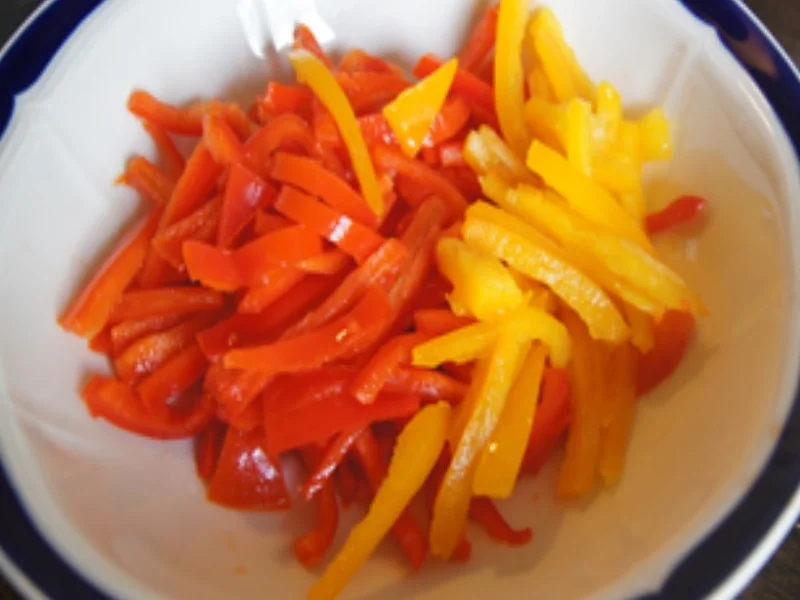 Rezept: Seelachsfilet mit Paprikagemüse und Pellkartoffel-Drillingen Bild Nr. 7 Seelachsfilet mit Paprikagemüse und Pellkartoffel-Drillingen - Rezept - Bild Nr. 7