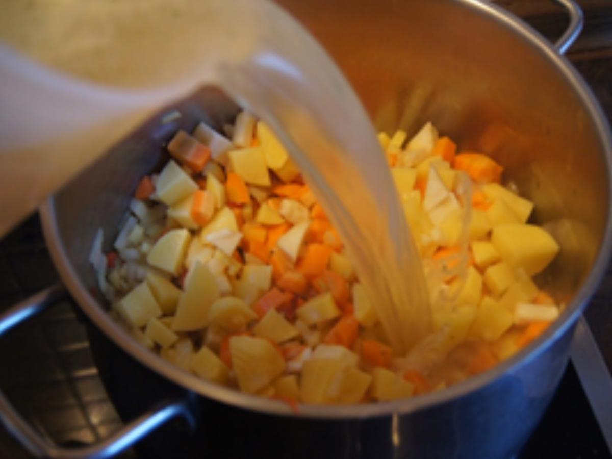 Herzhafte Kartoffel Möhren Suppe mit Rinderhackfleischbällchen ...