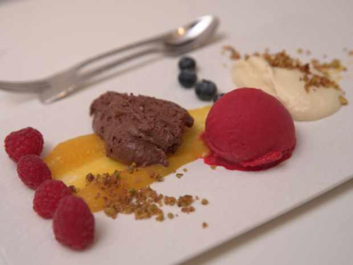 Schokoladenmousse mit Himbeersorbet und Pistaziencrumble - Rezept ...