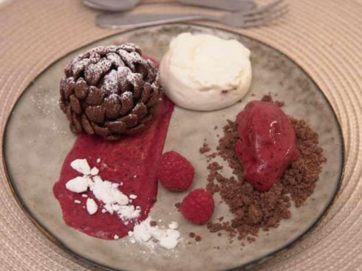 Brownie mit Espuma und Beerensorbet - Rezept - kochbar.de