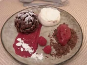Brownie mit Espuma und Beerensorbet - Rezept - Bild Nr. 16475