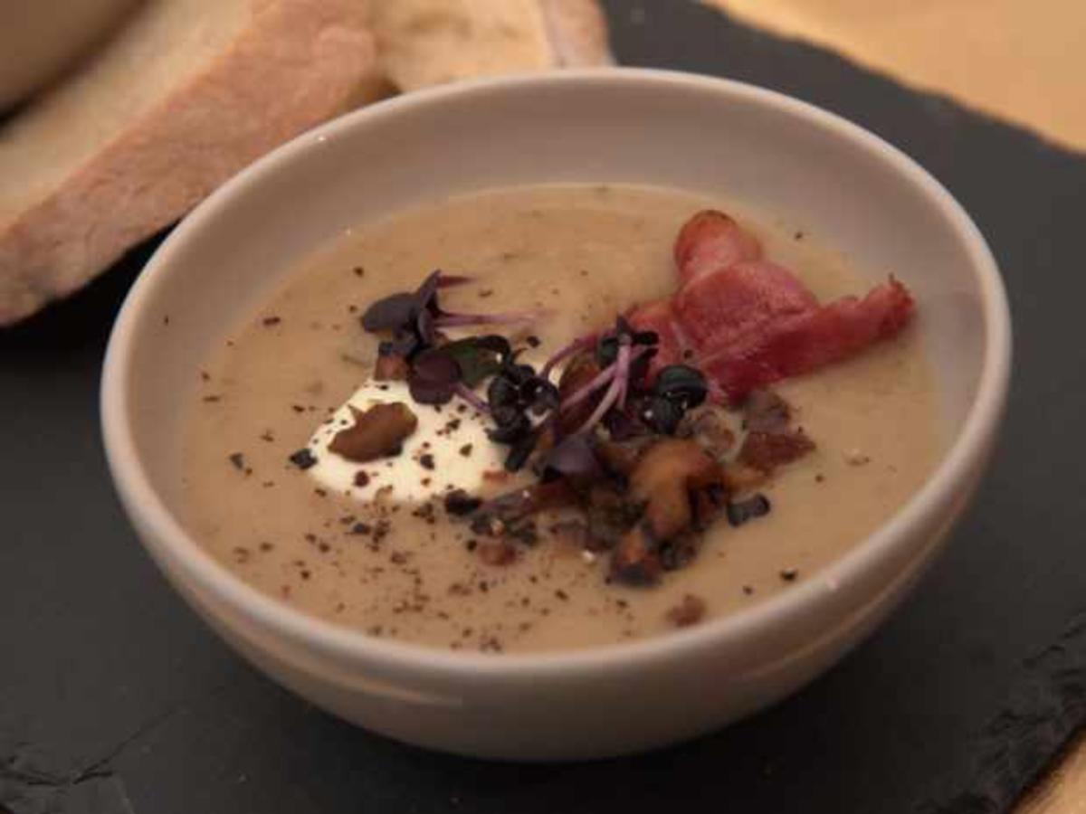 Maronen-Pastinaken-Suppe mit Baguette und Salat - Rezept - kochbar.de