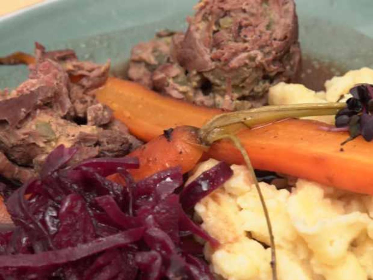 Rinderroulade mit Spätzle, Blaukraut und glasierten Möhrchen - Rezept ...