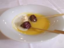 Mangosüppchen mit Hirsch-Dattel-Klößchen und Rotwein-Zwiebeln - Rezept