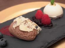 Heidelbeertörtchen mit Mousse au Chocolat an Fruchtspiegel - Rezept - Bild Nr. 16475