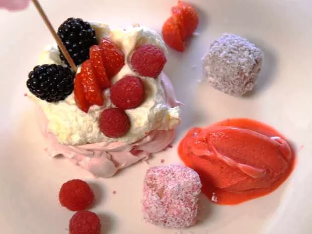 Pink Berry Pavlovas mit Raspberry Sorbet und Mini Lamingtons - Rezept - Bild Nr. 16475