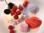 Pink Berry Pavlovas mit Raspberry Sorbet und Mini Lamingtons - Rezept - Bild Nr. 16475