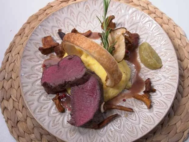 Hirschrücken mit Portweinsoße und Birnenchips - Rezept - Bild Nr. 16498