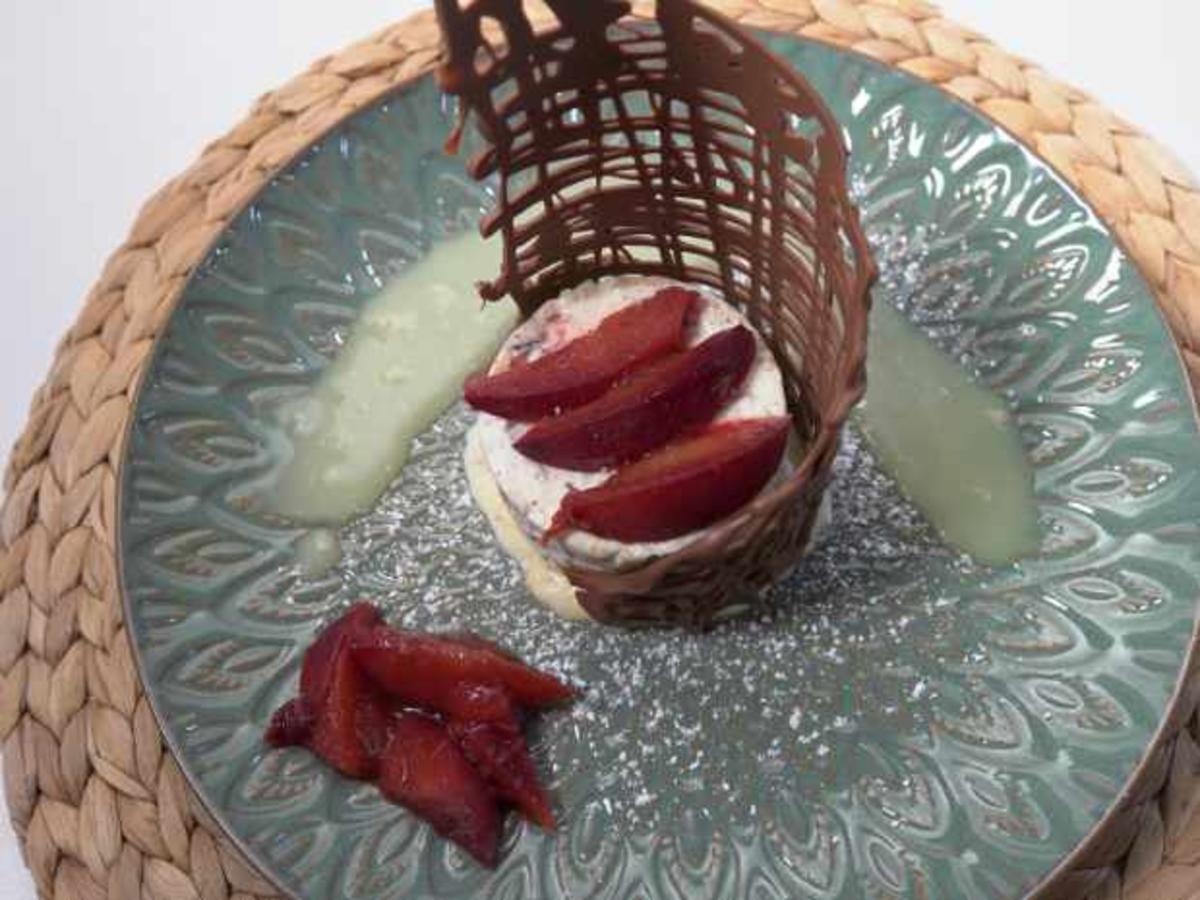 Eistörtchen mit Pflaumenkompott und Schokoladensegel - Rezept - kochbar.de