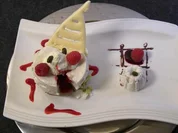 Joghurttraum auf Pistazienfundament mit flüssigem Beerenkern - Rezept - Bild Nr. 2