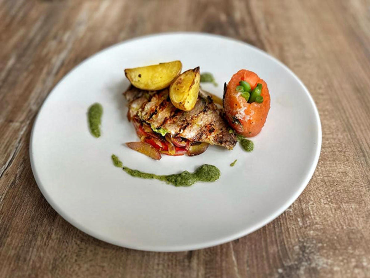 Tilapia mit senegalesischer Zwiebelsauce (Djamila Rowe und Papis ...