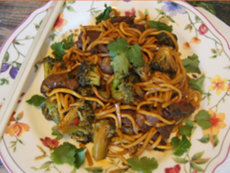 Mie-Nudeln mit Schweinefilet und Brokkoli - Rezept - Bild Nr. 2