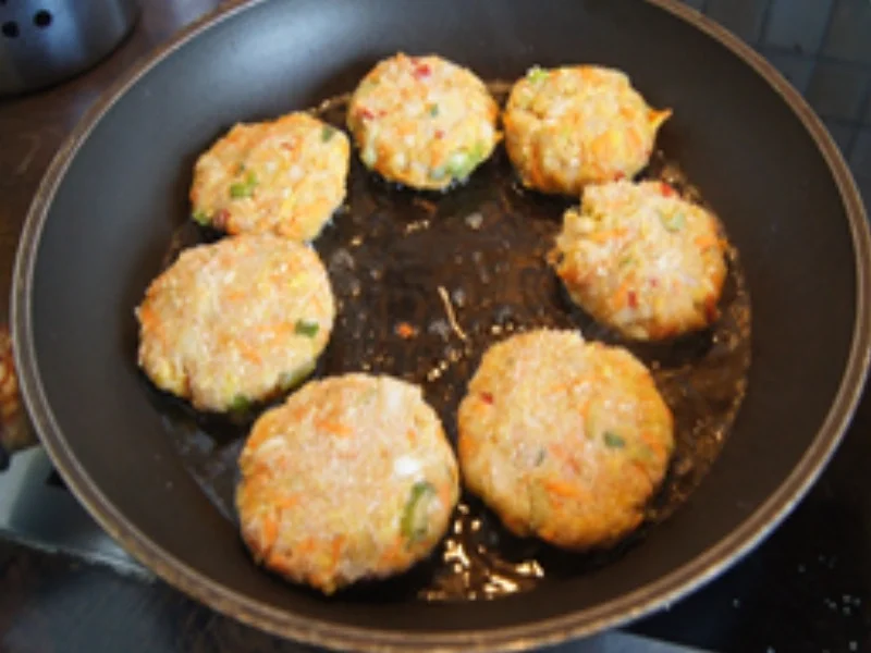 Rezept: Restebuletten mit herzhaften Salat Bild Nr. 6 Restebuletten mit herzhaften Salat - Rezept - Bild Nr. 6