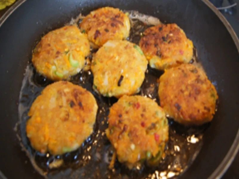 Rezept: Restebuletten mit herzhaften Salat Bild Nr. 7 Restebuletten mit herzhaften Salat - Rezept - Bild Nr. 7