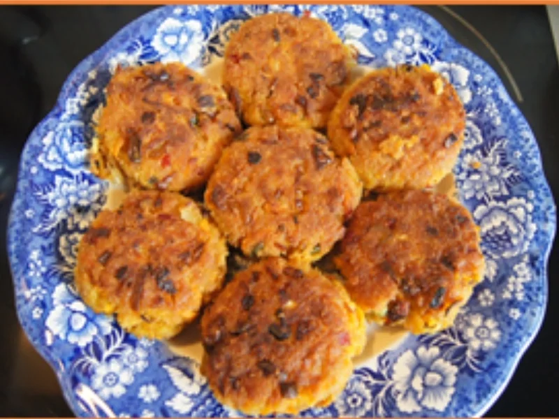 Rezept: Restebuletten mit herzhaften Salat Bild Nr. 8 Restebuletten mit herzhaften Salat - Rezept - Bild Nr. 8