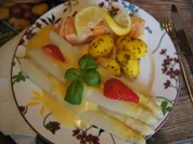 Spargel mit einfacher Sauce Hollandaise, Lachsfilet und Kümmel-Drillinge - Rezept - Bild Nr. 2