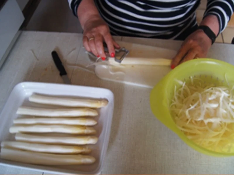 Spargel mit einfacher Sauce Hollandaise, Lachsfilet und Kümmel-Drillinge - Rezept - Bild Nr. 3