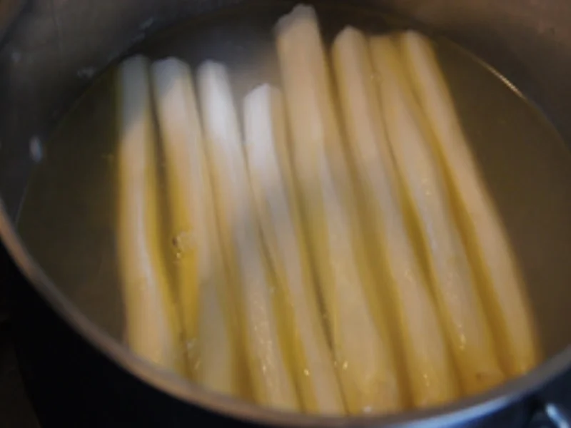 Spargel mit einfacher Sauce Hollandaise, Lachsfilet und Kümmel-Drillinge - Rezept - Bild Nr. 6