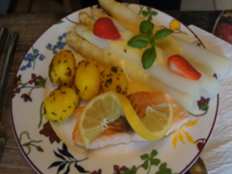 Spargel mit einfacher Sauce Hollandaise, Lachsfilet und Kümmel-Drillinge - Rezept - Bild Nr. 18