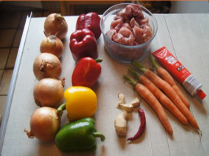 Schweinegulasch mit Gemüsezwiebeln, Bundmöhren und Paprikamix - Rezept - Bild Nr. 16518