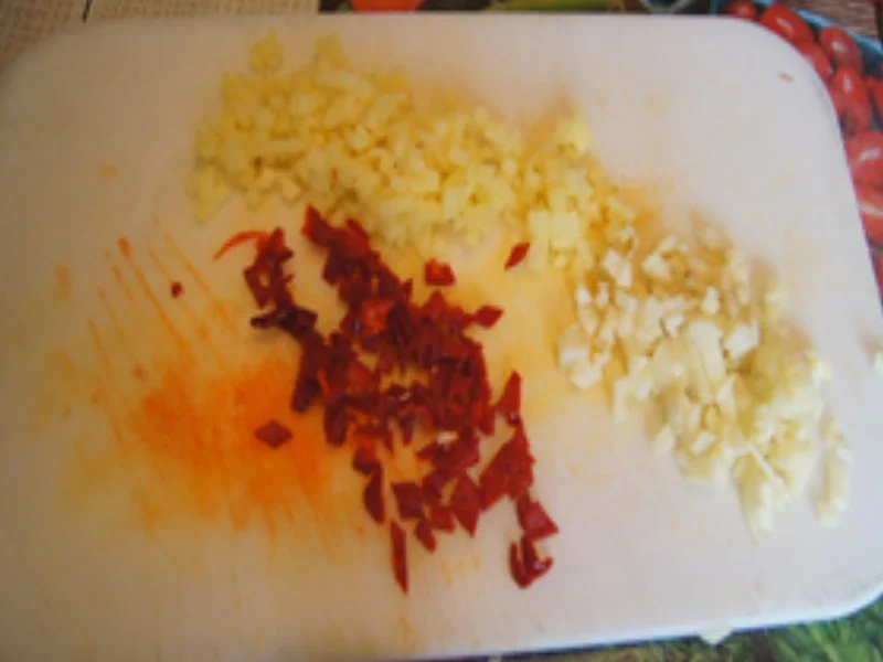 Schweinegulasch mit Gemüsezwiebeln, Bundmöhren und Paprikamix - Rezept - Bild Nr. 16519