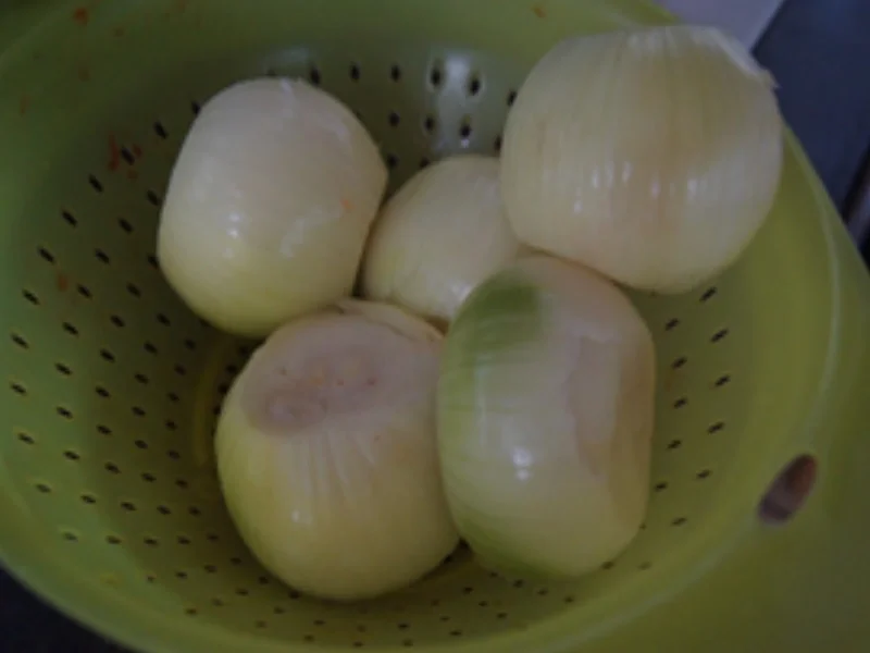 Schweinegulasch mit Gemüsezwiebeln, Bundmöhren und Paprikamix - Rezept - Bild Nr. 16520