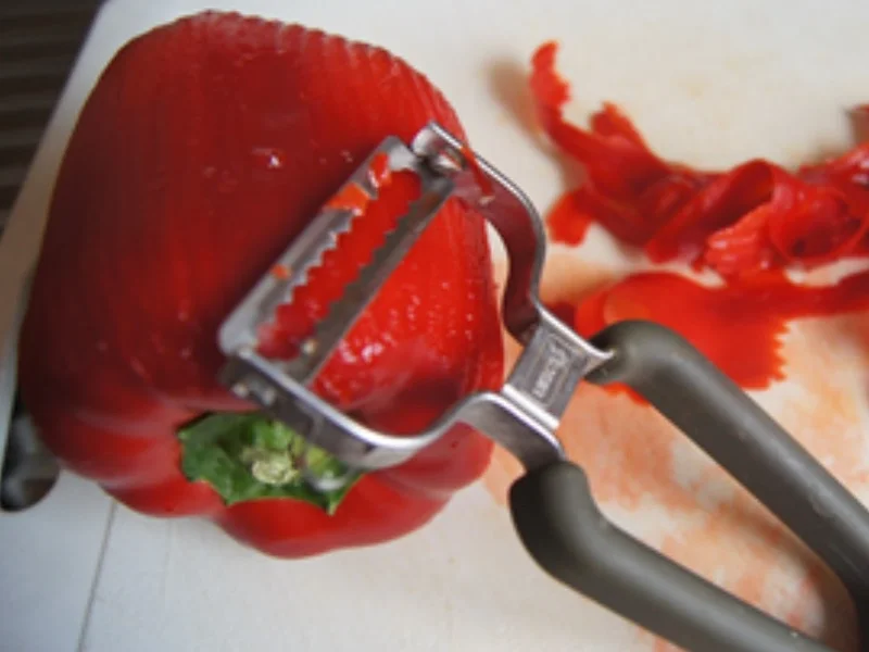 Schweinegulasch mit Gemüsezwiebeln, Bundmöhren und Paprikamix - Rezept - Bild Nr. 16522