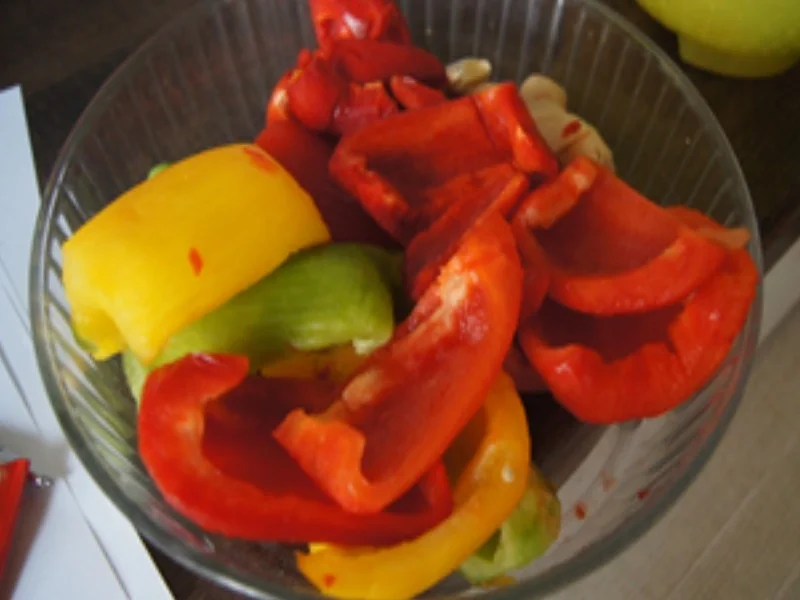 Schweinegulasch mit Gemüsezwiebeln, Bundmöhren und Paprikamix - Rezept - Bild Nr. 16523