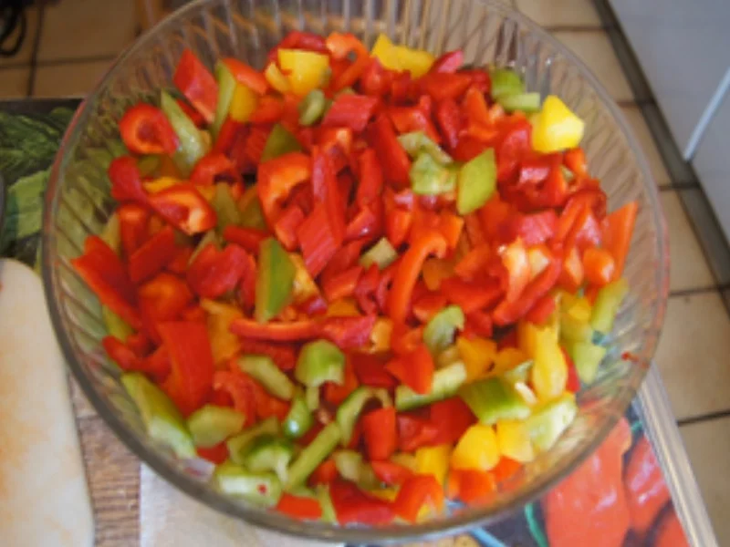 Schweinegulasch mit Gemüsezwiebeln, Bundmöhren und Paprikamix - Rezept - Bild Nr. 16524