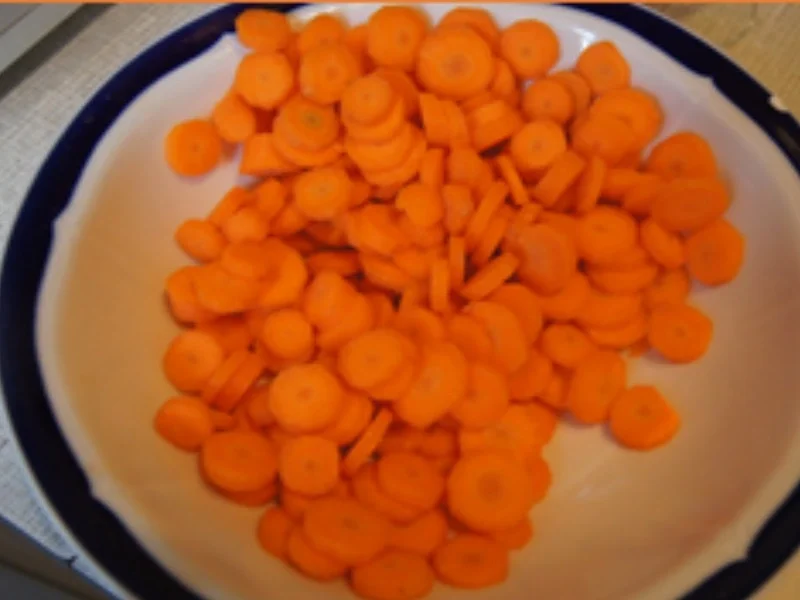 Schweinegulasch mit Gemüsezwiebeln, Bundmöhren und Paprikamix - Rezept - Bild Nr. 16525