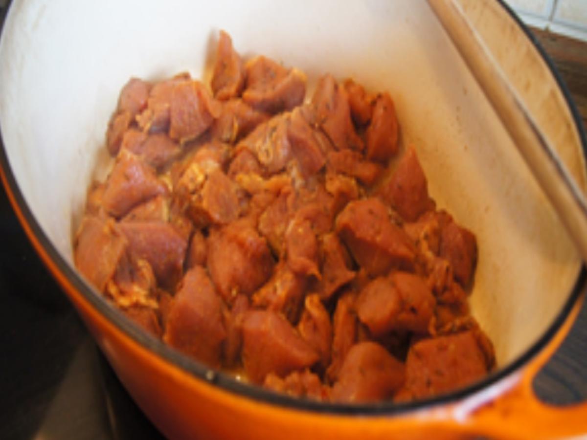 Schweinegulasch mit Gemüsezwiebeln, Bundmöhren und Paprikamix - Rezept - Bild Nr. 16526